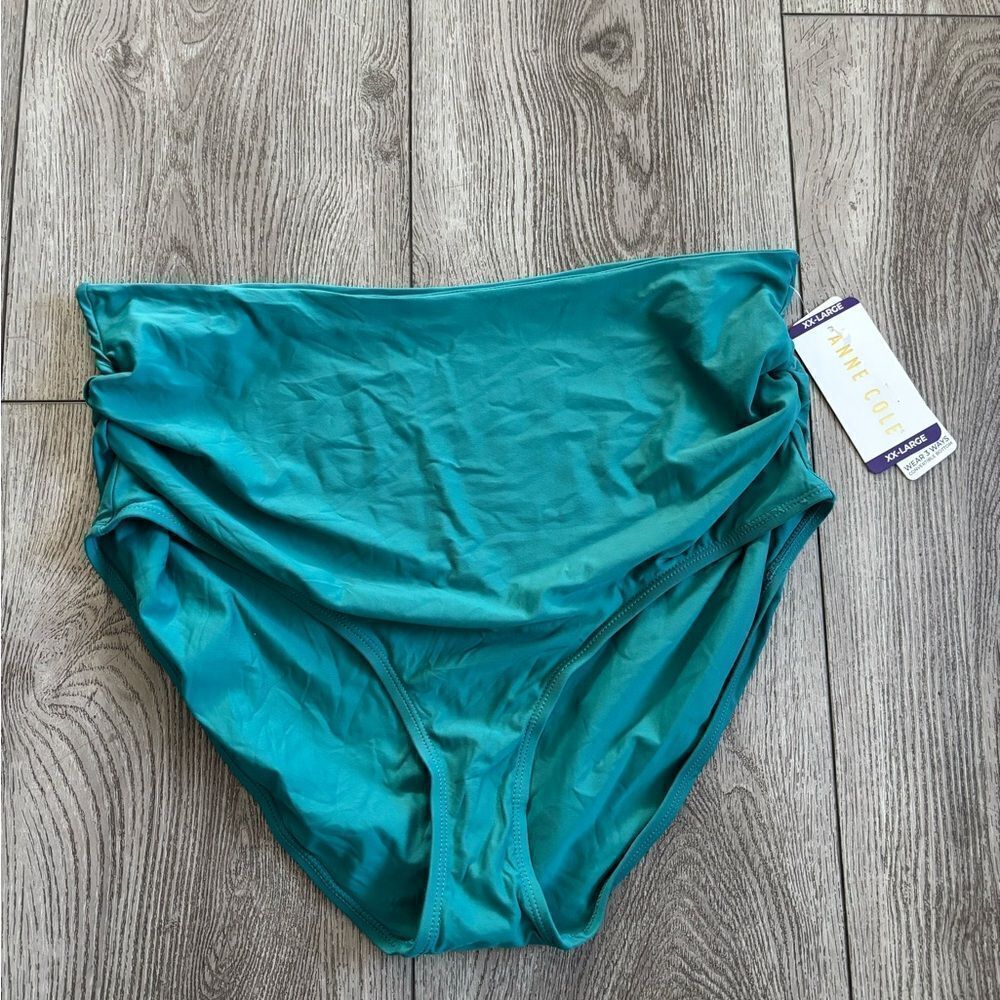 Anne Cole woman’s 3 way convertible bottom